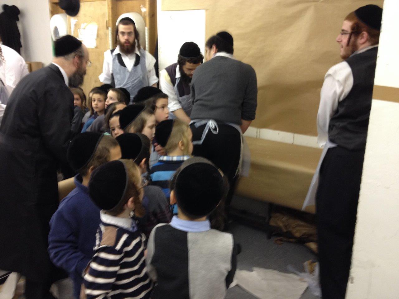 לונדון אופה מצות לפסח. צפו בתיעוד