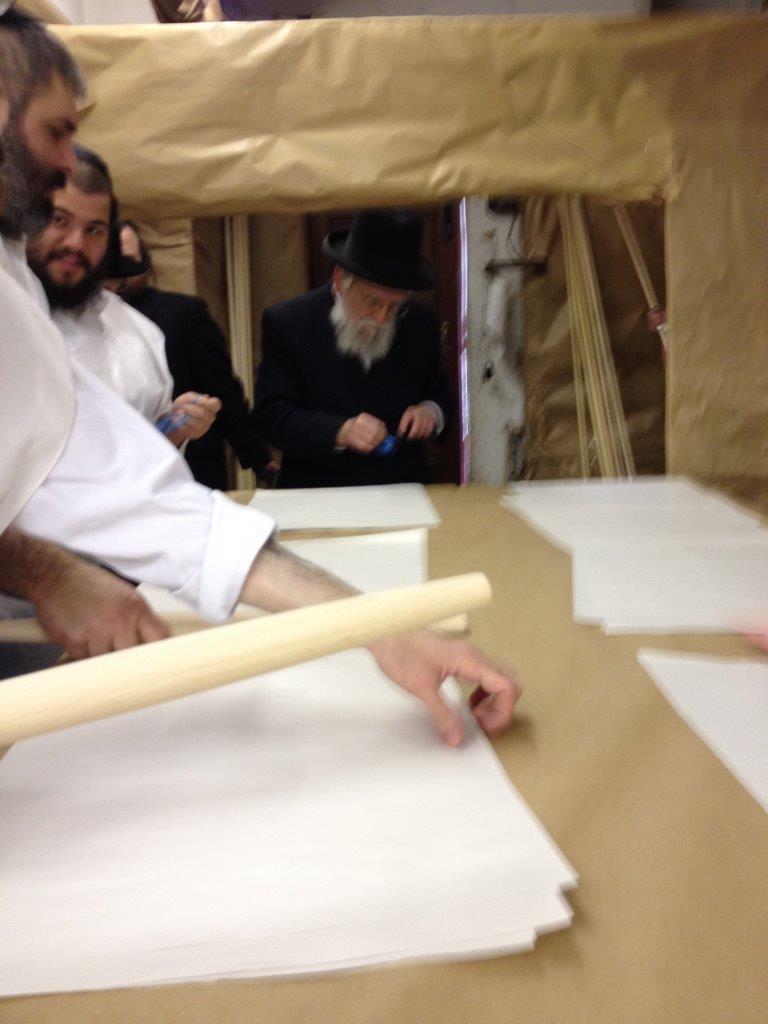 לונדון אופה מצות לפסח. צפו בתיעוד