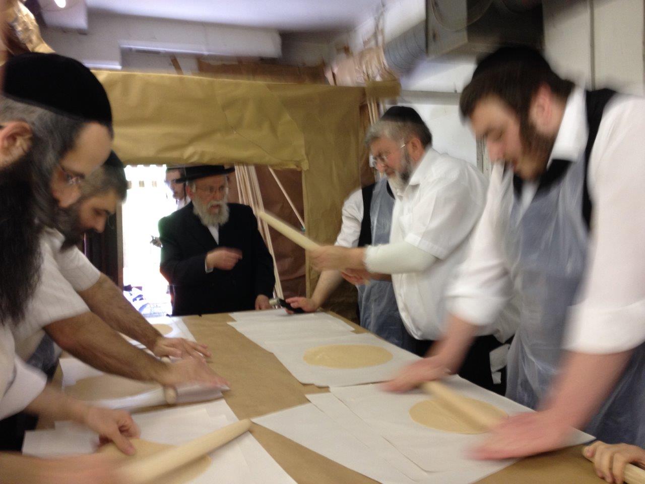 לונדון אופה מצות לפסח. צפו בתיעוד