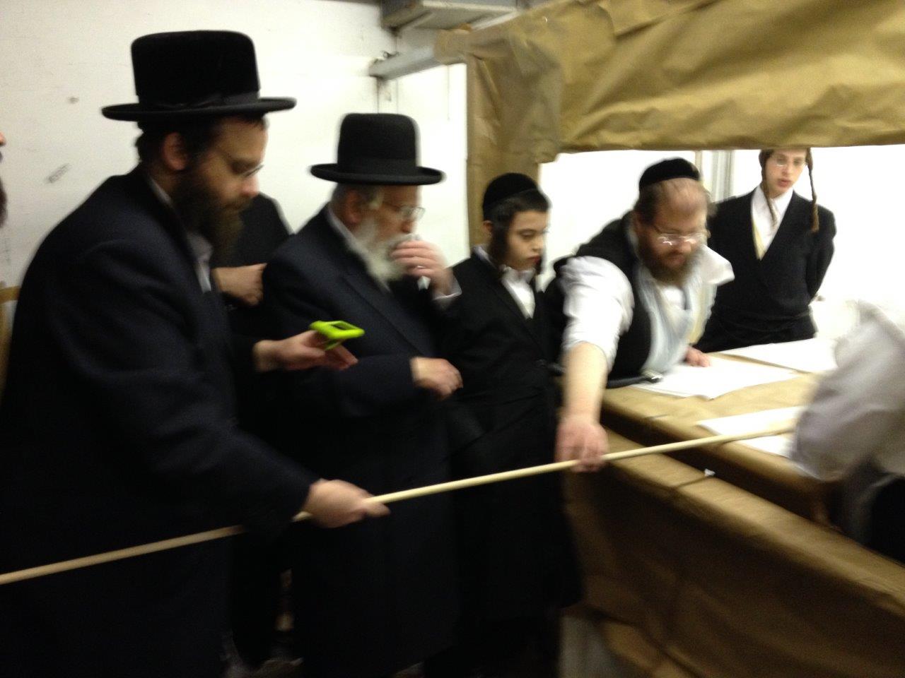 לונדון אופה מצות לפסח. צפו בתיעוד