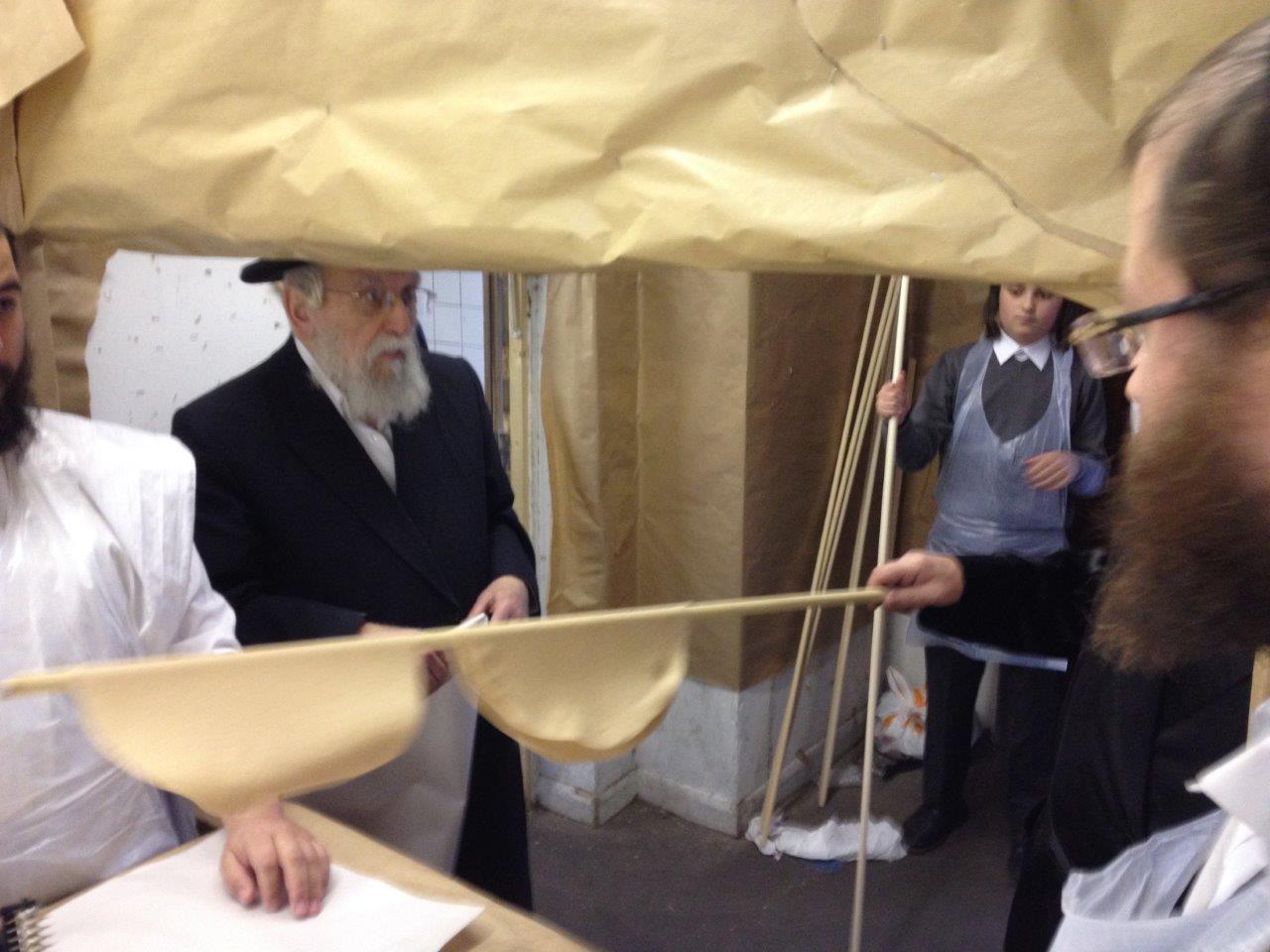 לונדון אופה מצות לפסח. צפו בתיעוד