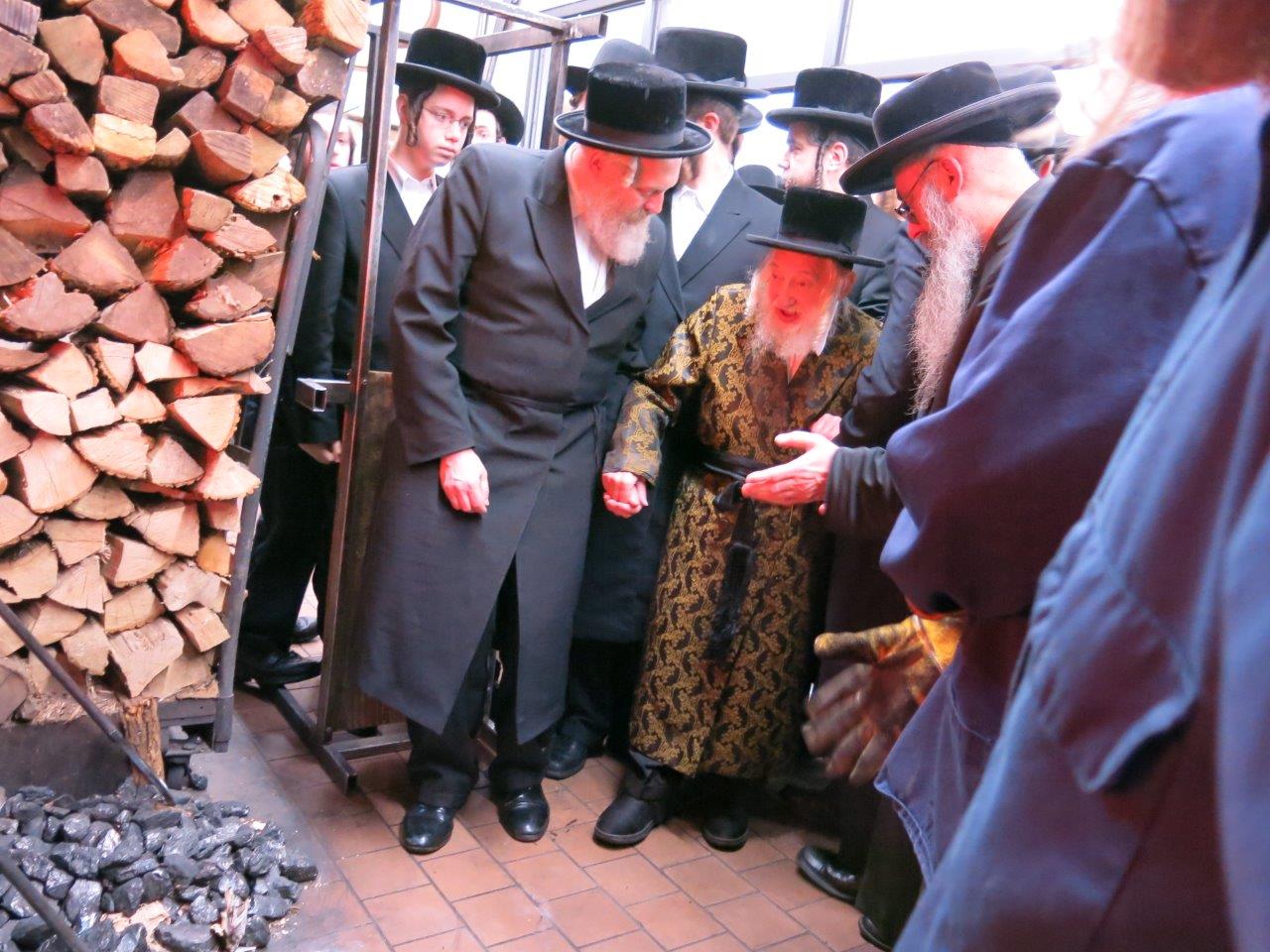 גלריה: האדמו"ר מסקולען אופה מצות בבורו פארק