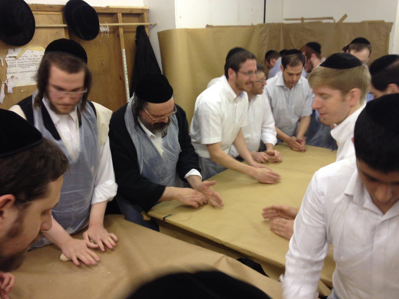 לונדון אופה מצות לפסח. צפו בתיעוד