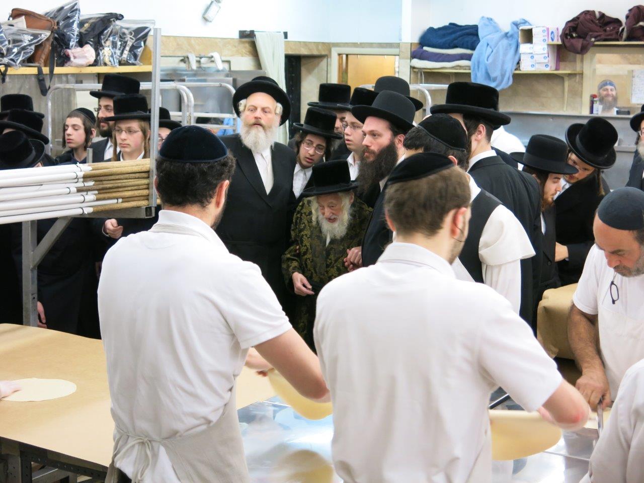 גלריה: האדמו"ר מסקולען אופה מצות בבורו פארק