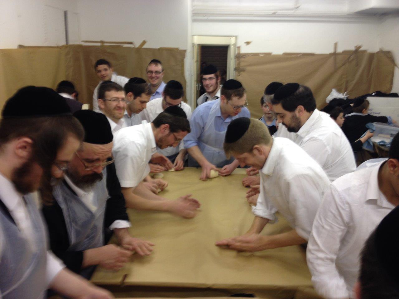 לונדון אופה מצות לפסח. צפו בתיעוד