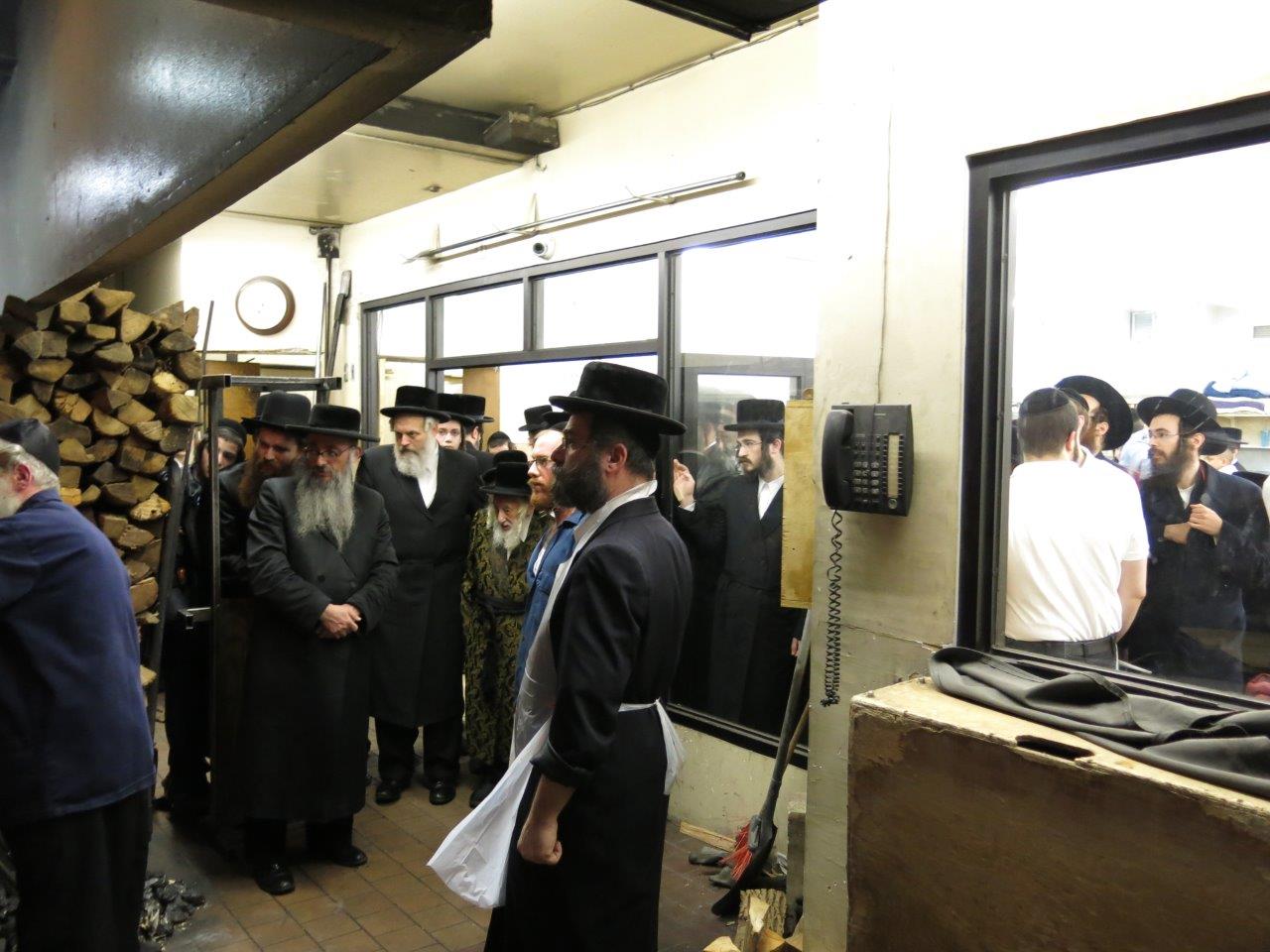 גלריה: האדמו"ר מסקולען אופה מצות בבורו פארק