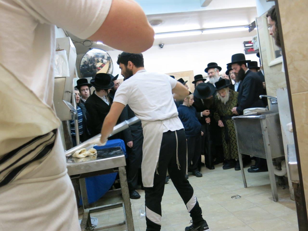 גלריה: האדמו"ר מסקולען אופה מצות בבורו פארק