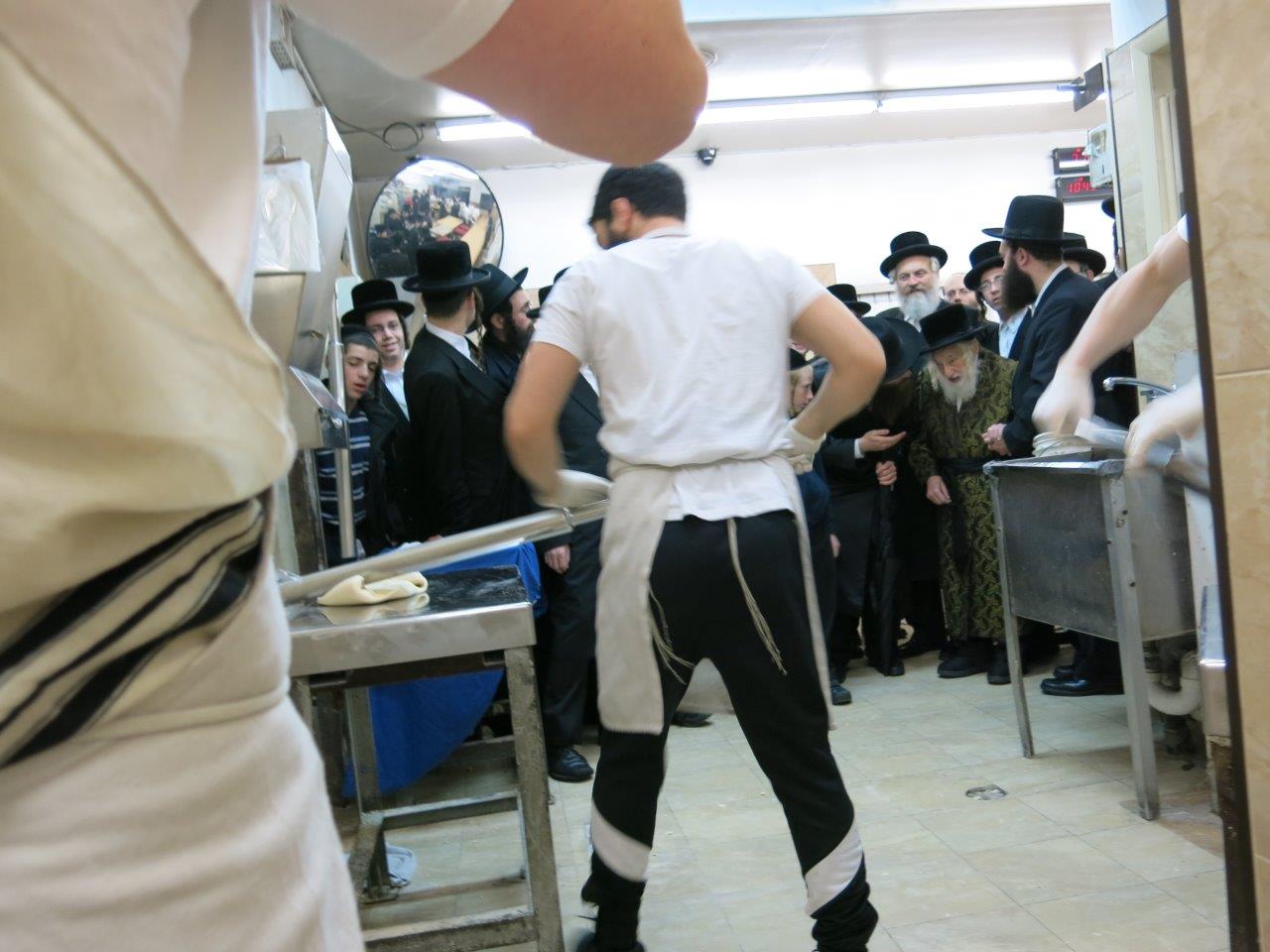 גלריה: האדמו"ר מסקולען אופה מצות בבורו פארק