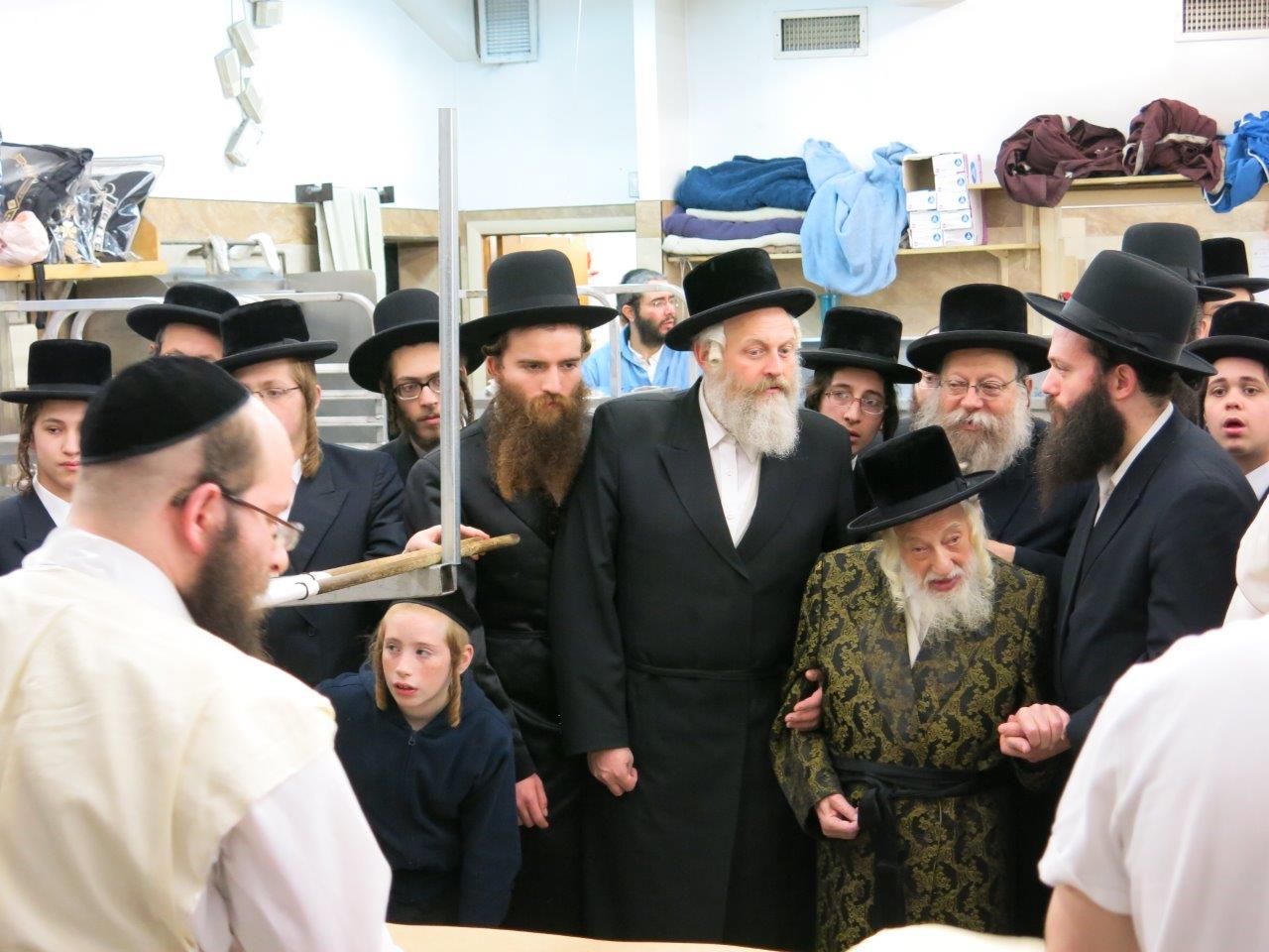 גלריה: האדמו"ר מסקולען אופה מצות בבורו פארק