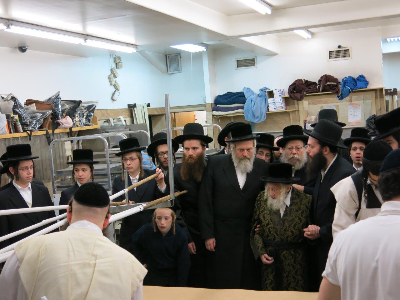 גלריה: האדמו"ר מסקולען אופה מצות בבורו פארק