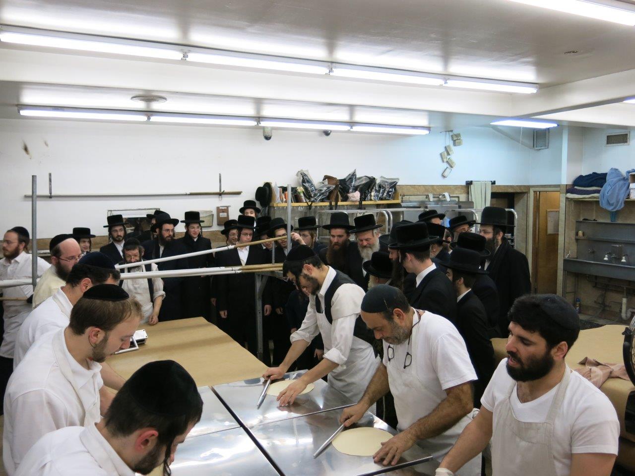 גלריה: האדמו"ר מסקולען אופה מצות בבורו פארק