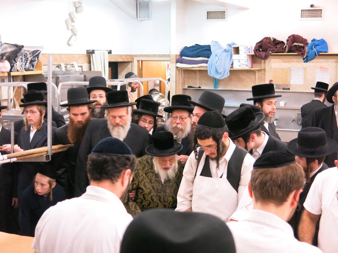 גלריה: האדמו"ר מסקולען אופה מצות בבורו פארק