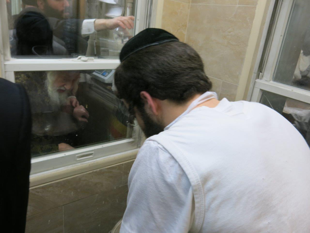 גלריה: האדמו"ר מסקולען אופה מצות בבורו פארק