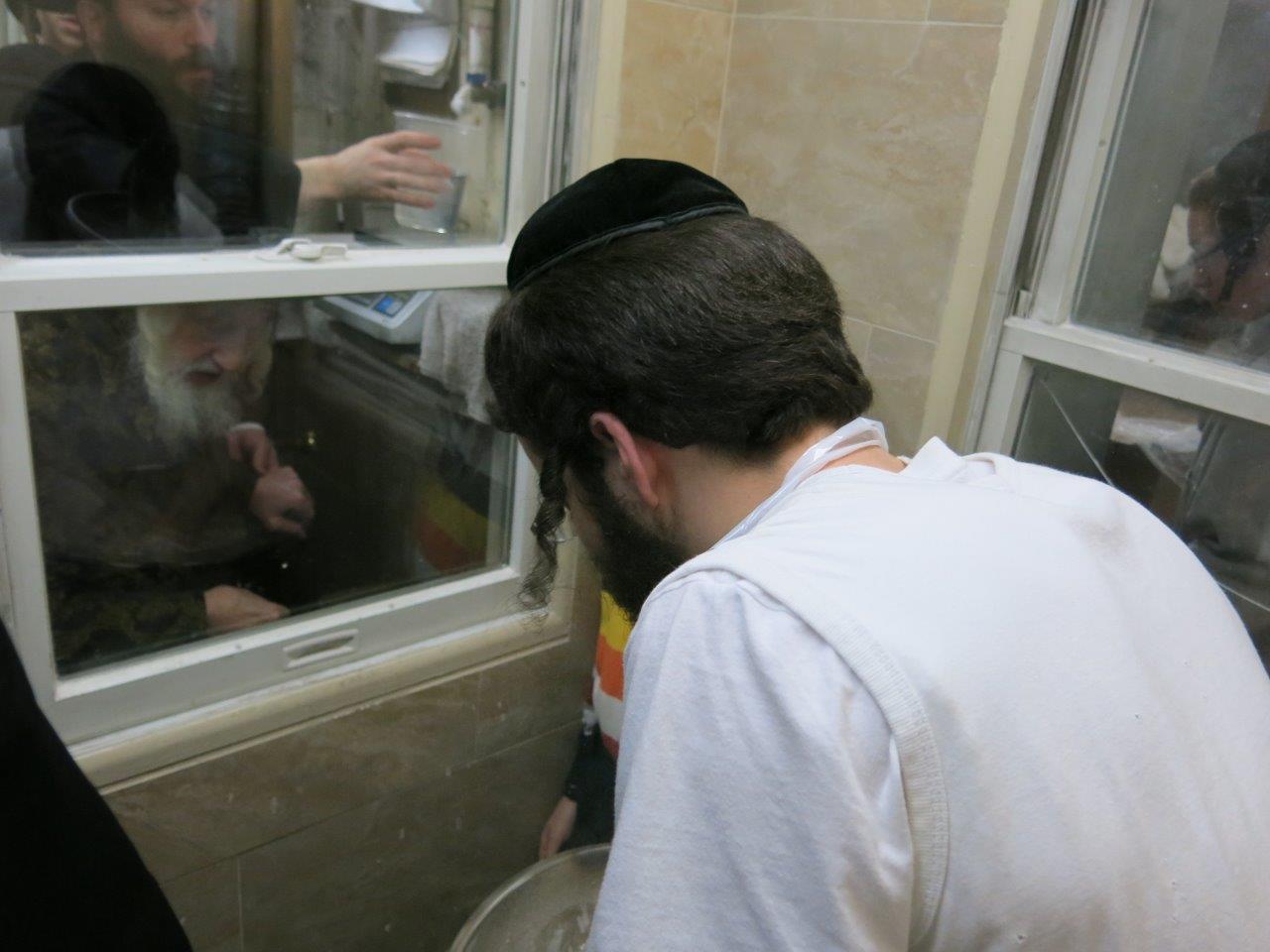 גלריה: האדמו"ר מסקולען אופה מצות בבורו פארק