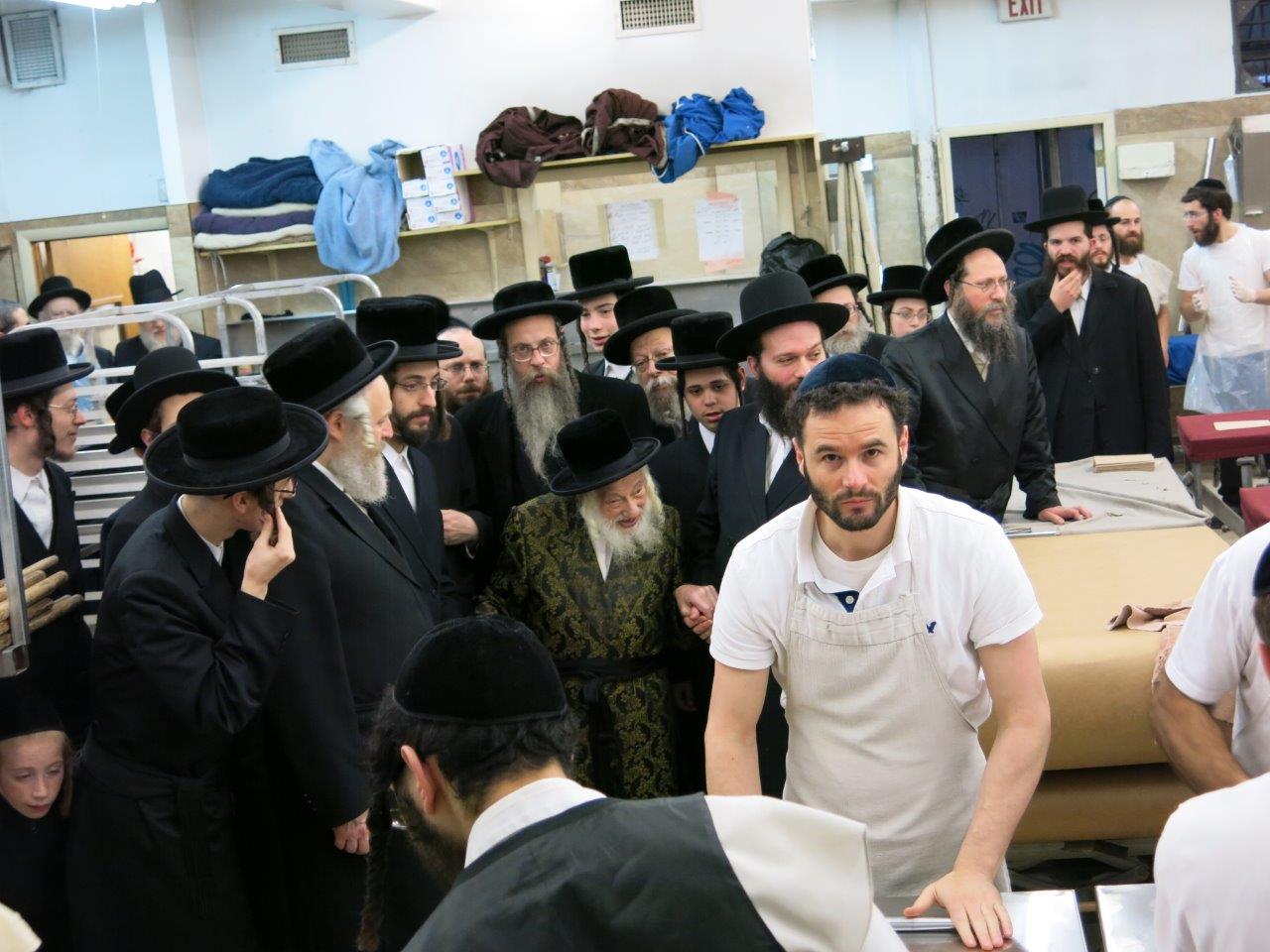 גלריה: האדמו"ר מסקולען אופה מצות בבורו פארק