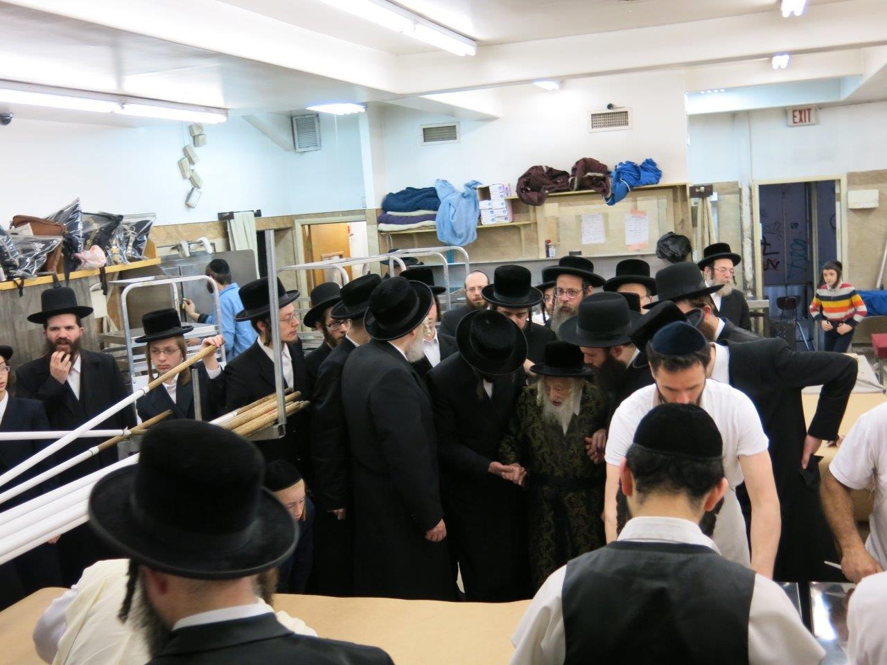 גלריה: האדמו"ר מסקולען אופה מצות בבורו פארק