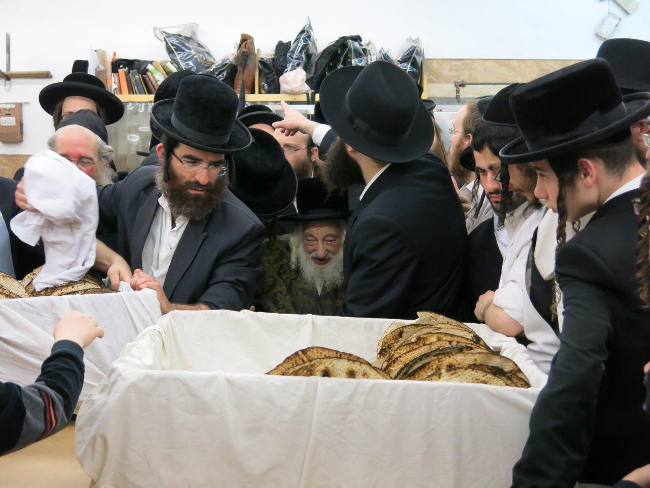 גלריה: האדמו"ר מסקולען אופה מצות בבורו פארק