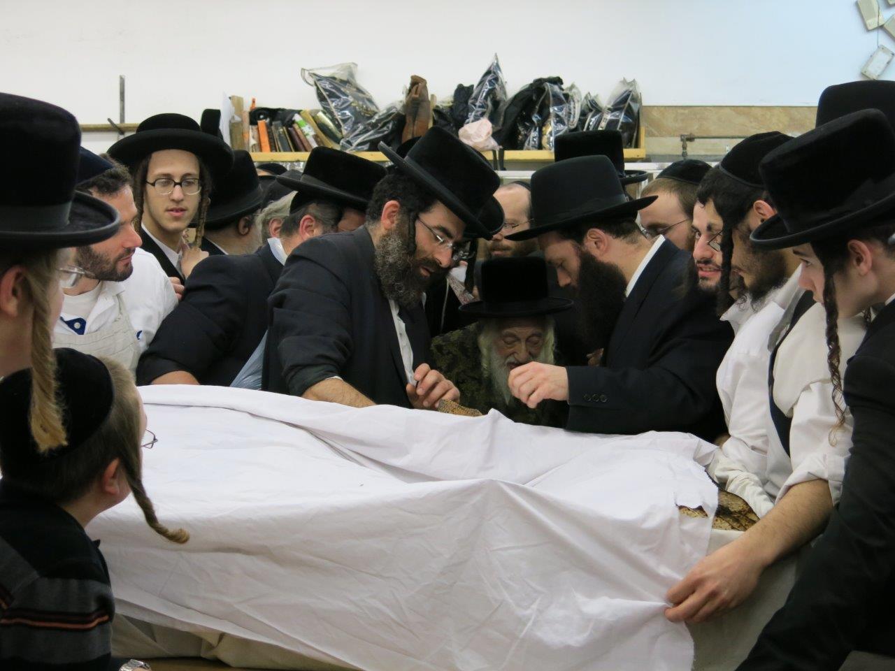 גלריה: האדמו"ר מסקולען אופה מצות בבורו פארק