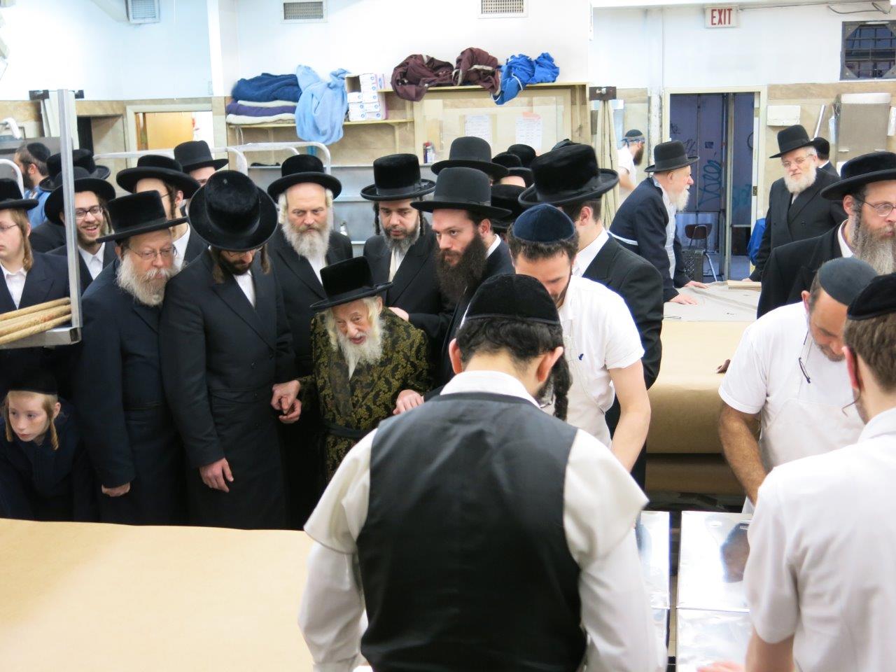 גלריה: האדמו"ר מסקולען אופה מצות בבורו פארק