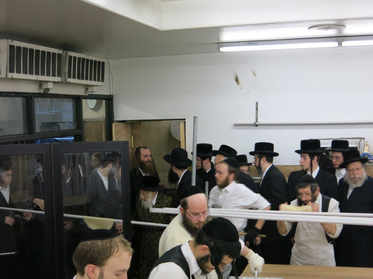 גלריה: האדמו"ר מסקולען אופה מצות בבורו פארק