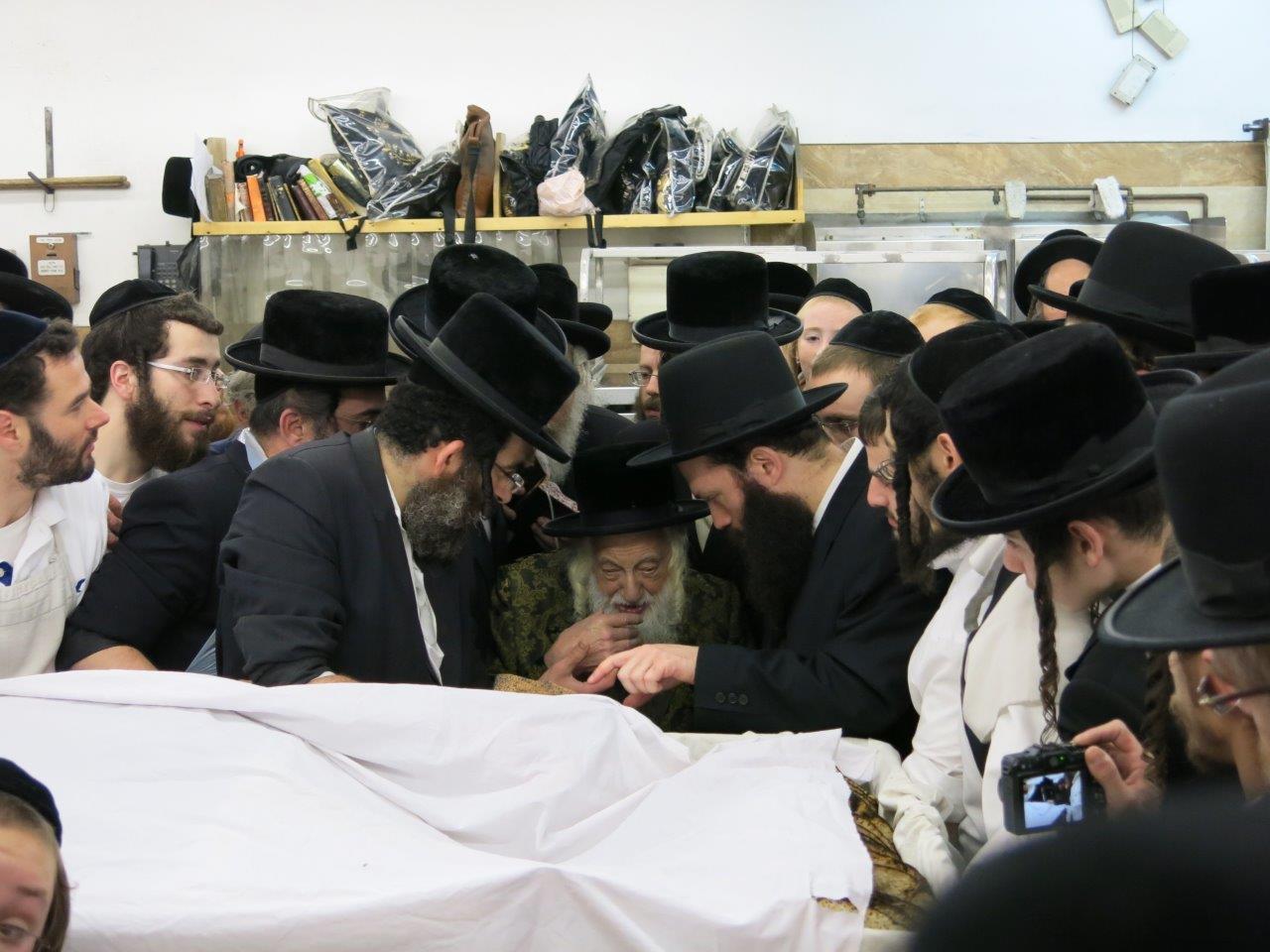 גלריה: האדמו"ר מסקולען אופה מצות בבורו פארק