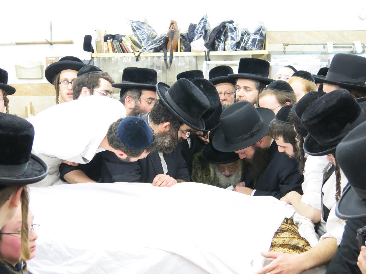 גלריה: האדמו"ר מסקולען אופה מצות בבורו פארק