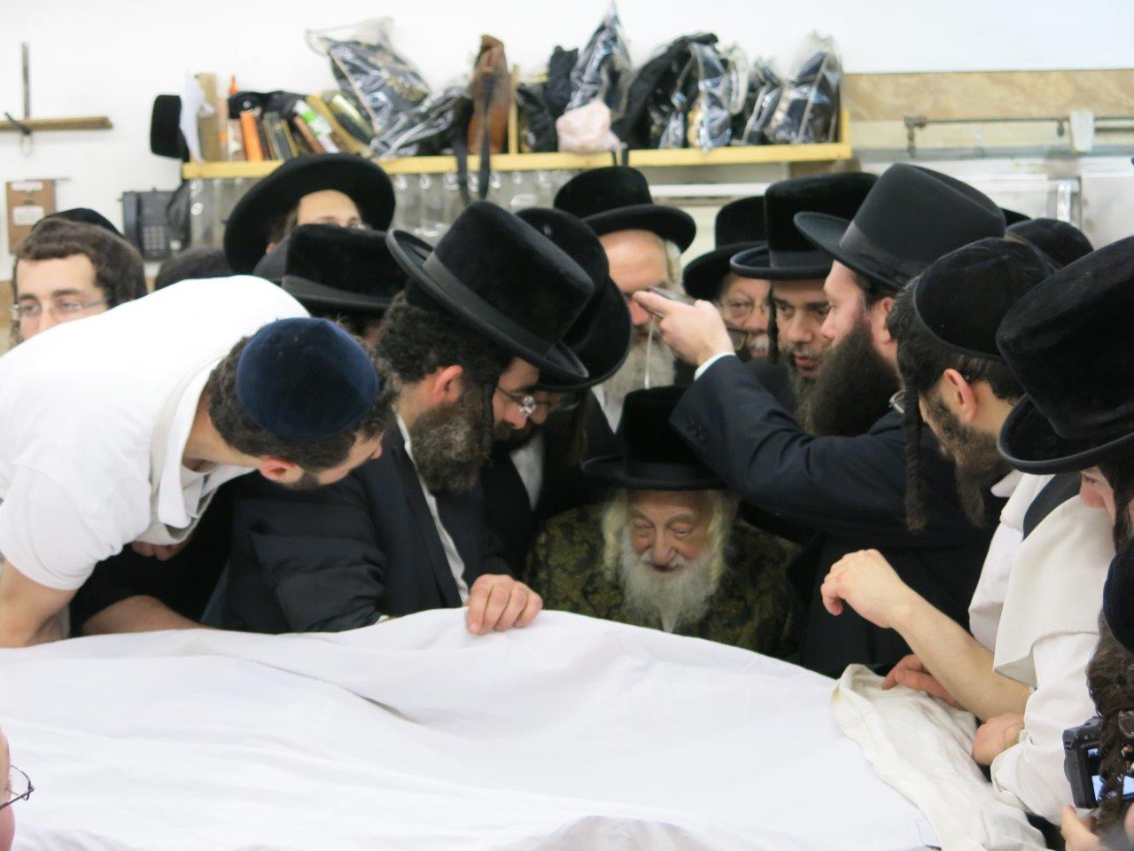 גלריה: האדמו"ר מסקולען אופה מצות בבורו פארק