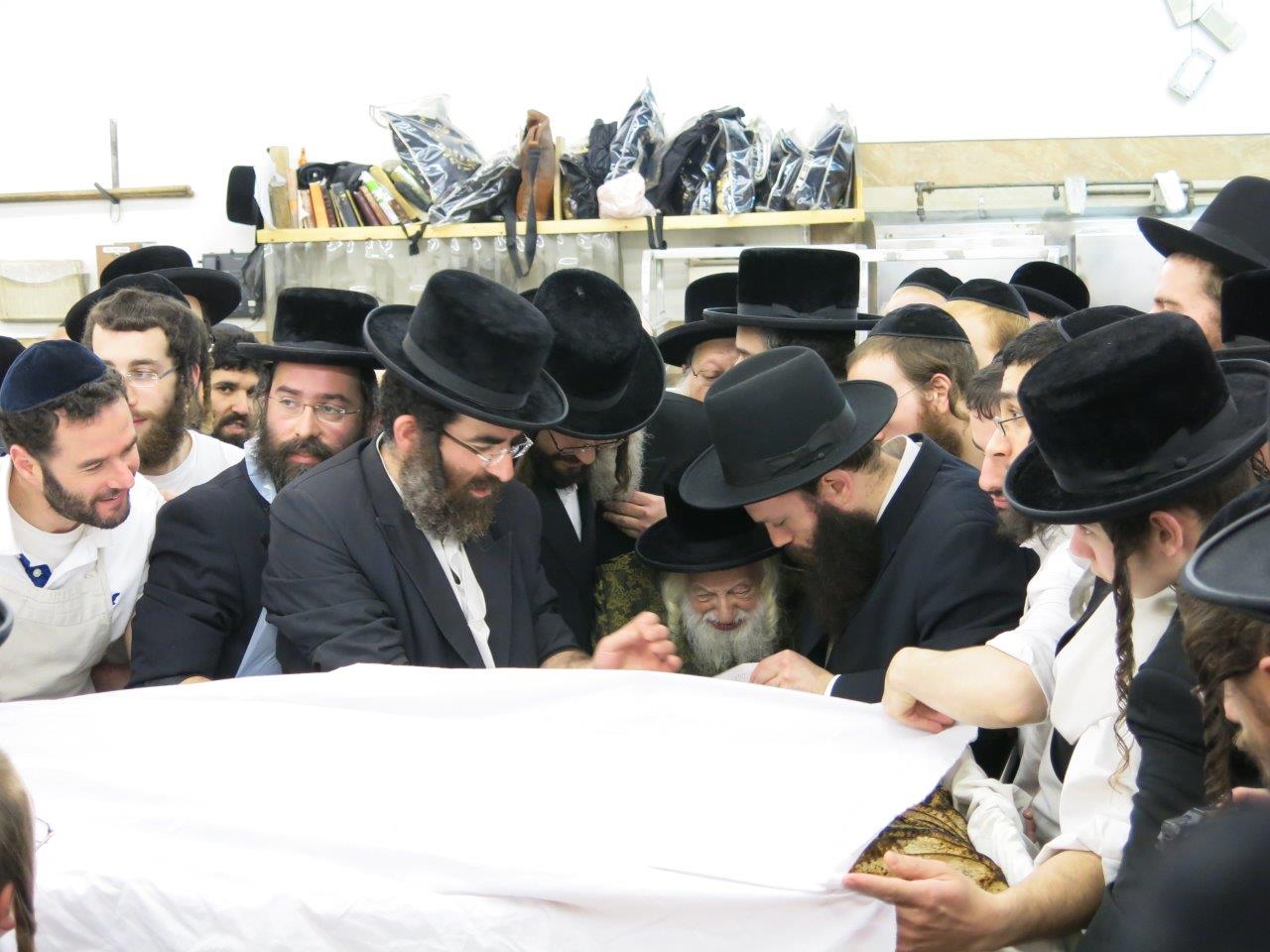 גלריה: האדמו"ר מסקולען אופה מצות בבורו פארק