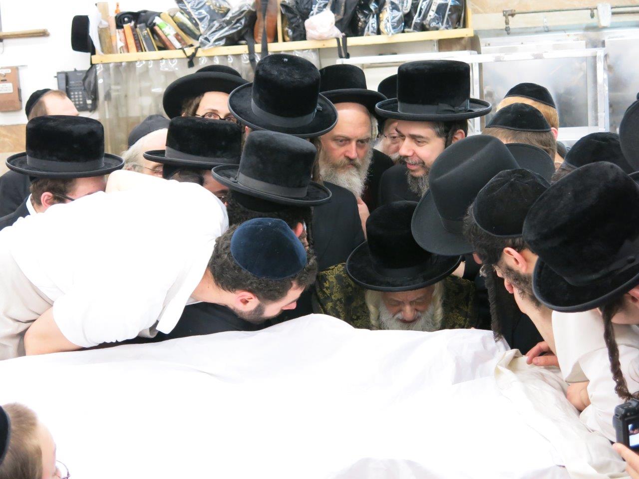 גלריה: האדמו"ר מסקולען אופה מצות בבורו פארק