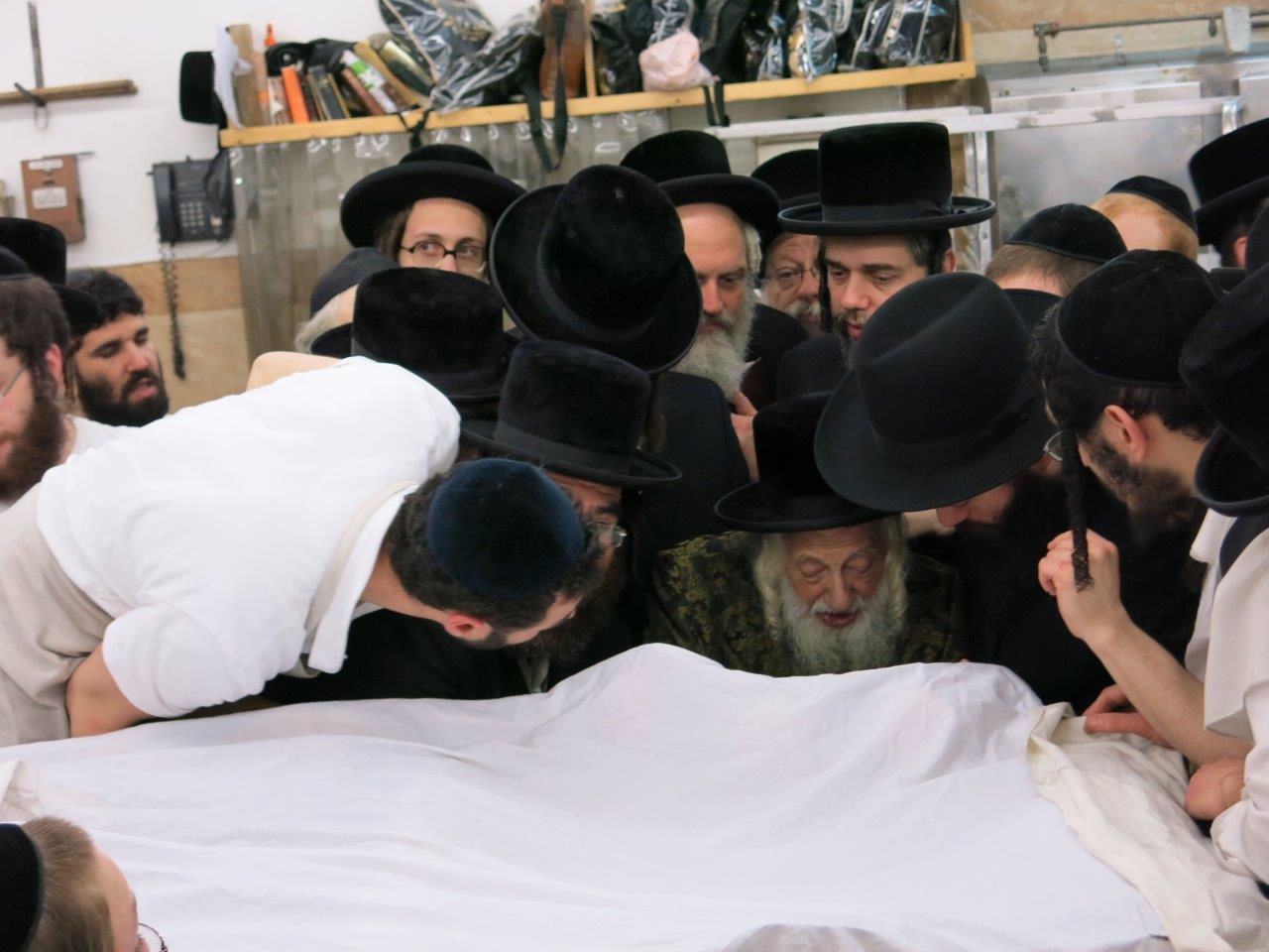 גלריה: האדמו"ר מסקולען אופה מצות בבורו פארק