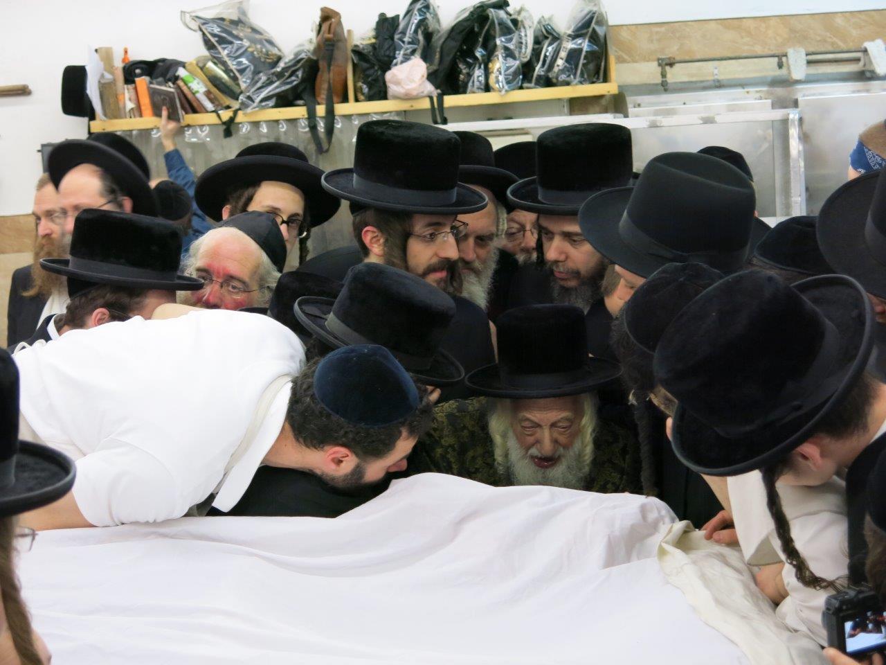 גלריה: האדמו"ר מסקולען אופה מצות בבורו פארק