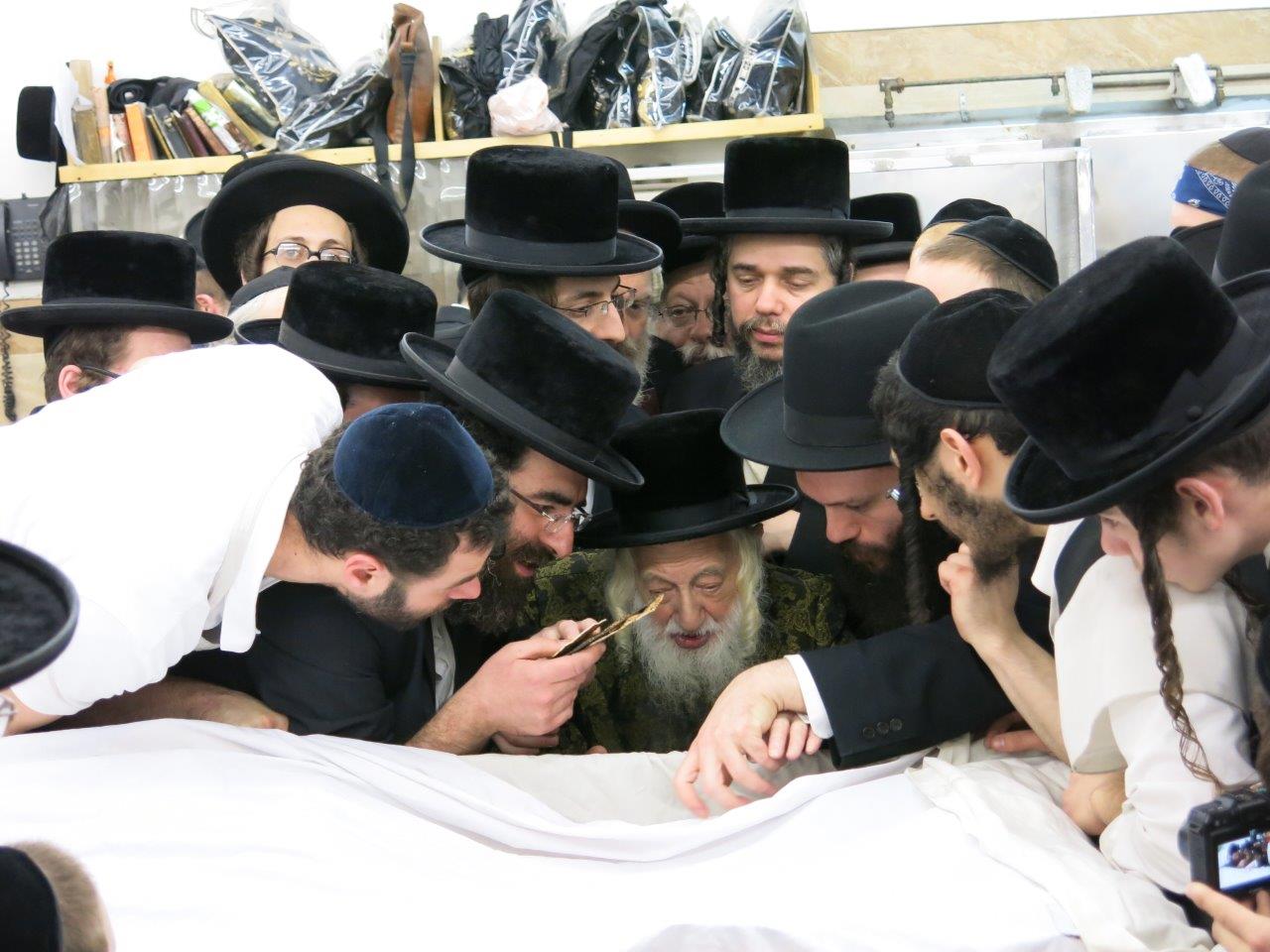 גלריה: האדמו"ר מסקולען אופה מצות בבורו פארק