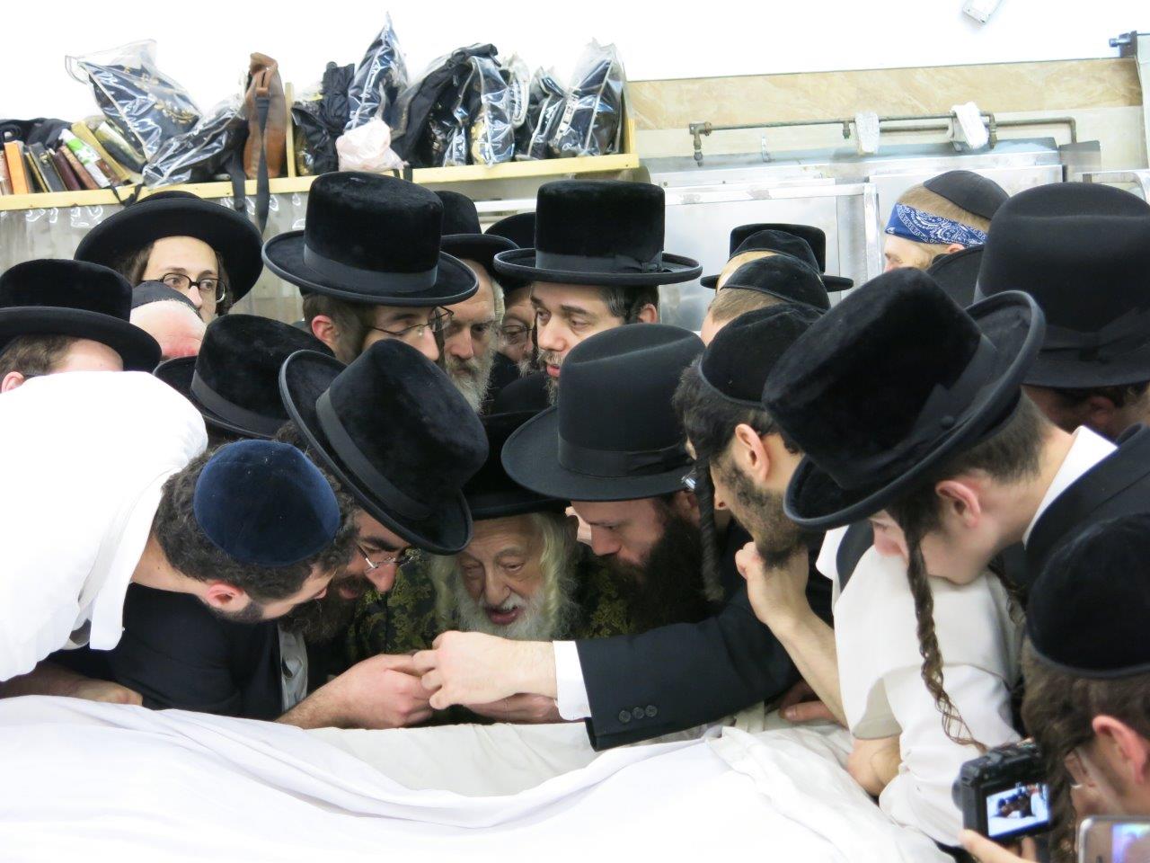 גלריה: האדמו"ר מסקולען אופה מצות בבורו פארק