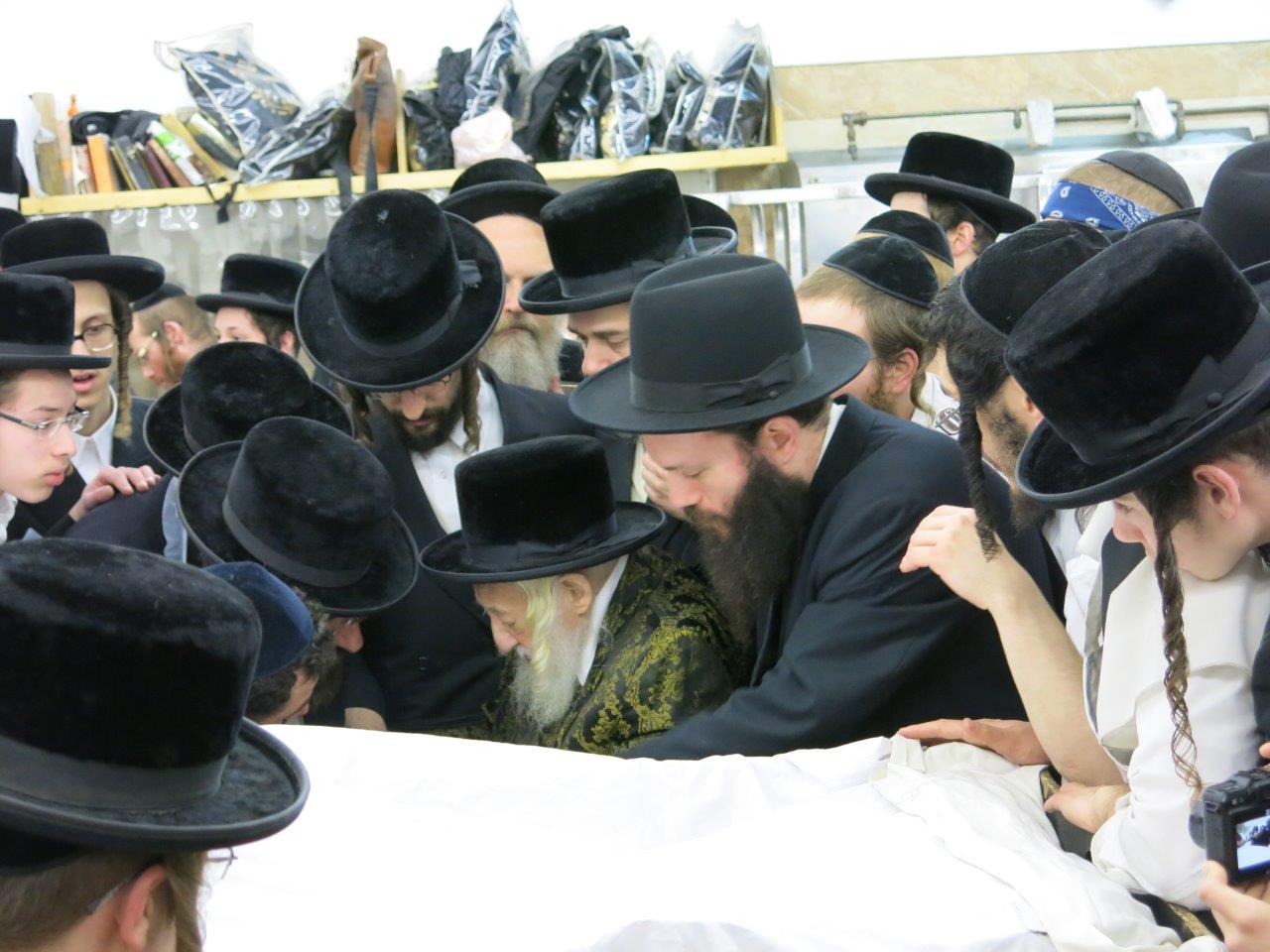 גלריה: האדמו"ר מסקולען אופה מצות בבורו פארק