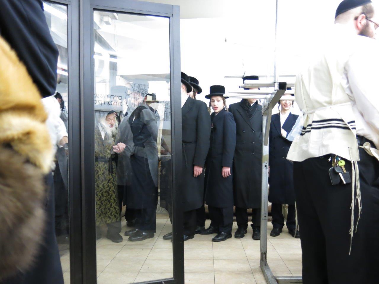 גלריה: האדמו"ר מסקולען אופה מצות בבורו פארק