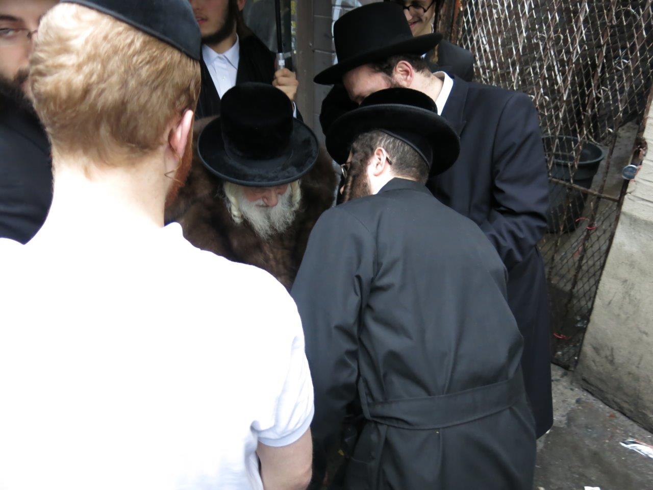 גלריה: האדמו"ר מסקולען אופה מצות בבורו פארק