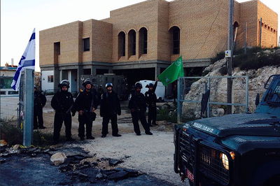 כוחות צה"ל בפתח מבנה הישיבה