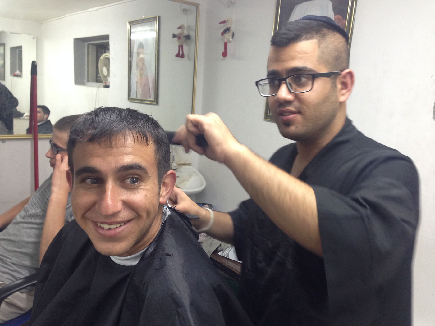 ערב פסח: נוביק מתכונן לחג במספרה