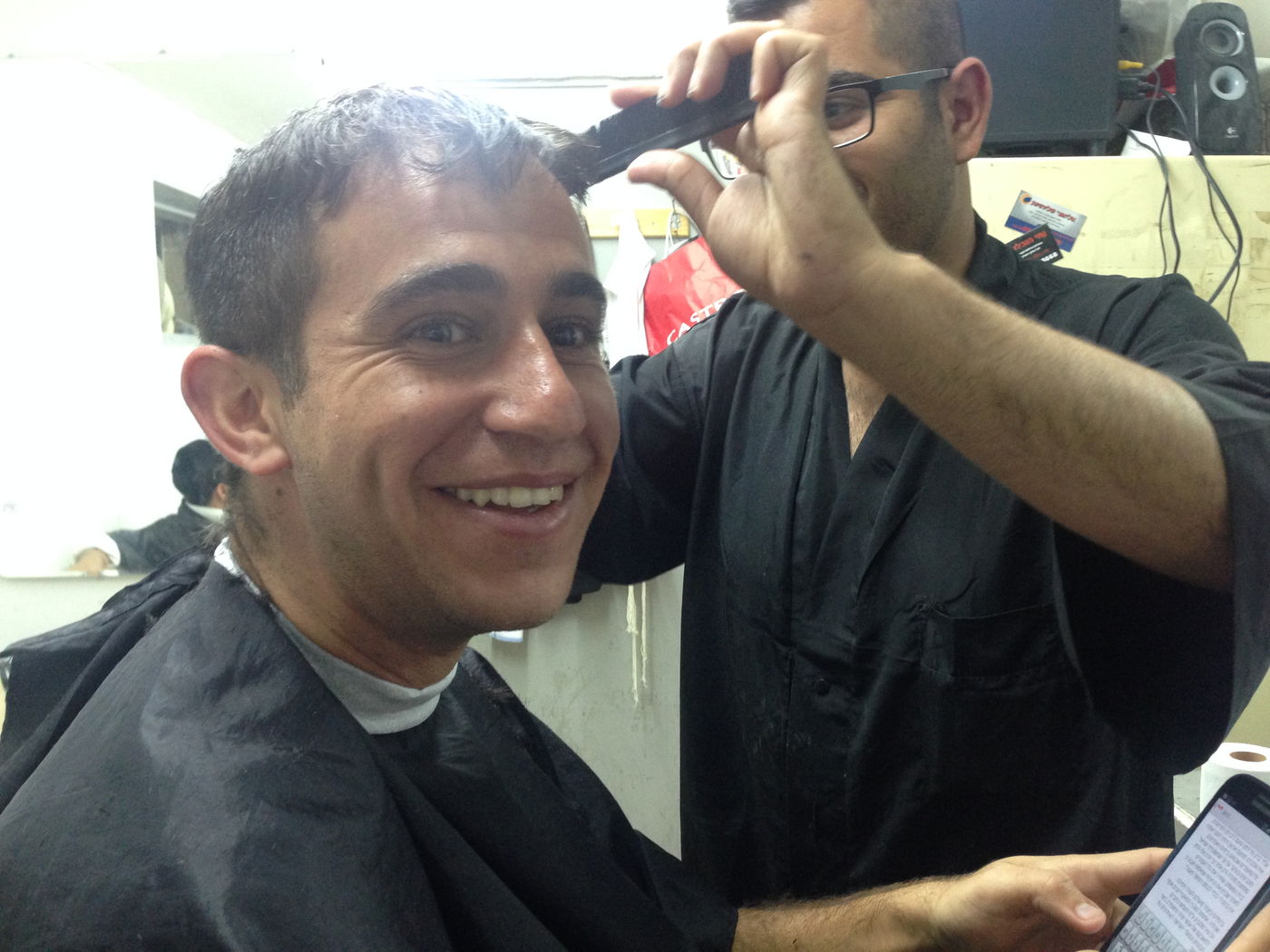 ערב פסח: נוביק מתכונן לחג במספרה