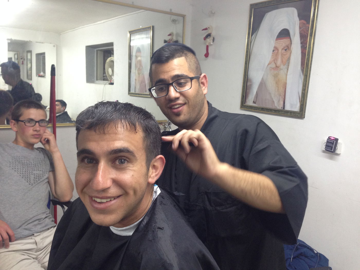 ערב פסח: נוביק מתכונן לחג במספרה