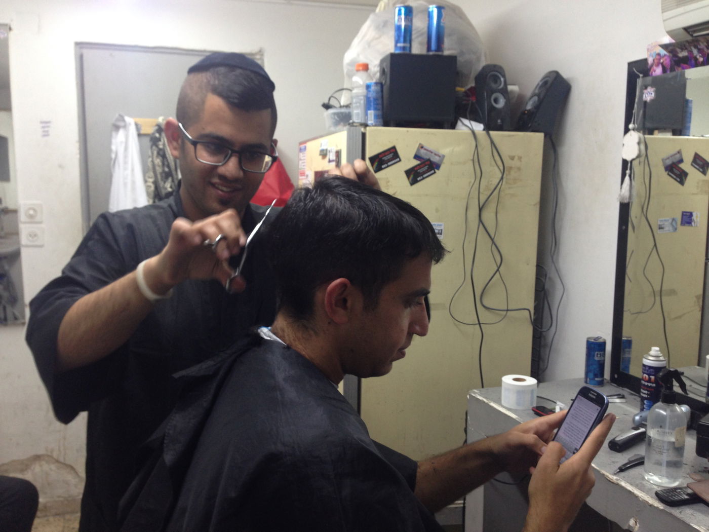 ערב פסח: נוביק מתכונן לחג במספרה