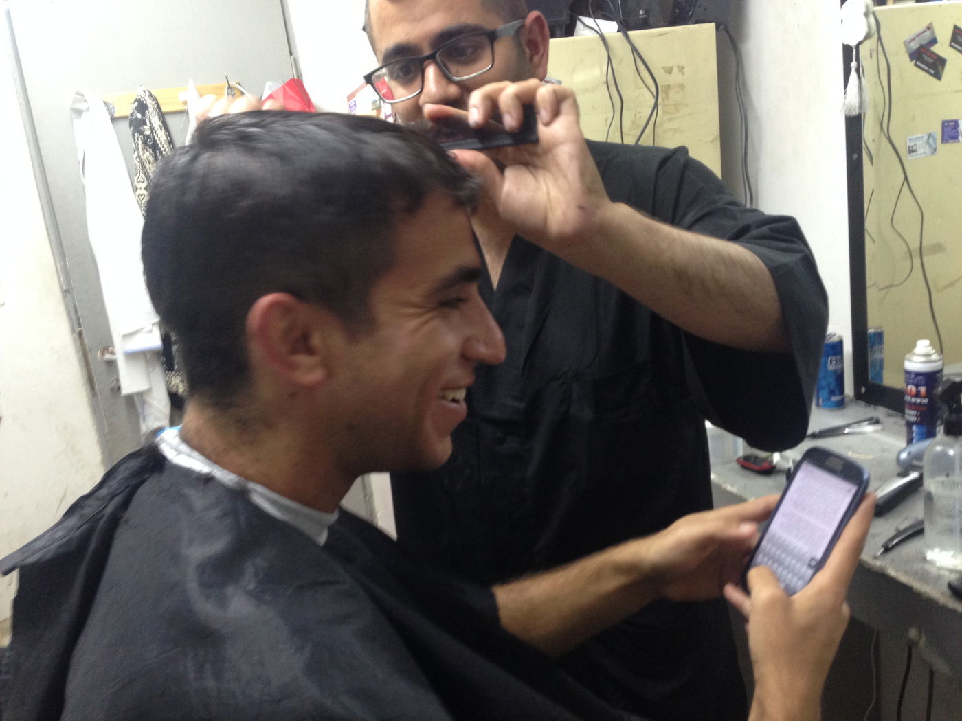 ערב פסח: נוביק מתכונן לחג במספרה