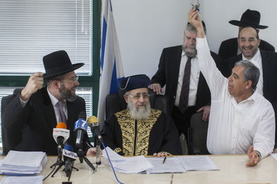 מיקי לוי לצד הרבנים הראשיים, הבוקר