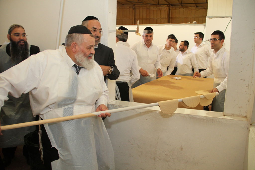 צפו: הראשל"צ הגר"י יוסף באפיית מצות ב"תפארת המצות"