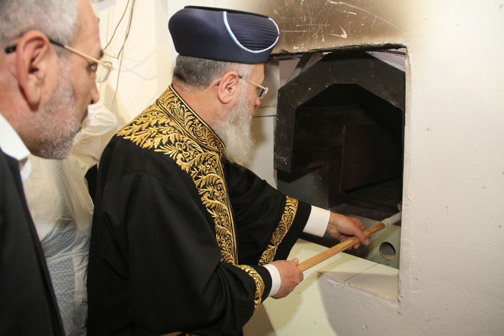 צפו: הראשל"צ הגר"י יוסף באפיית מצות ב"תפארת המצות"