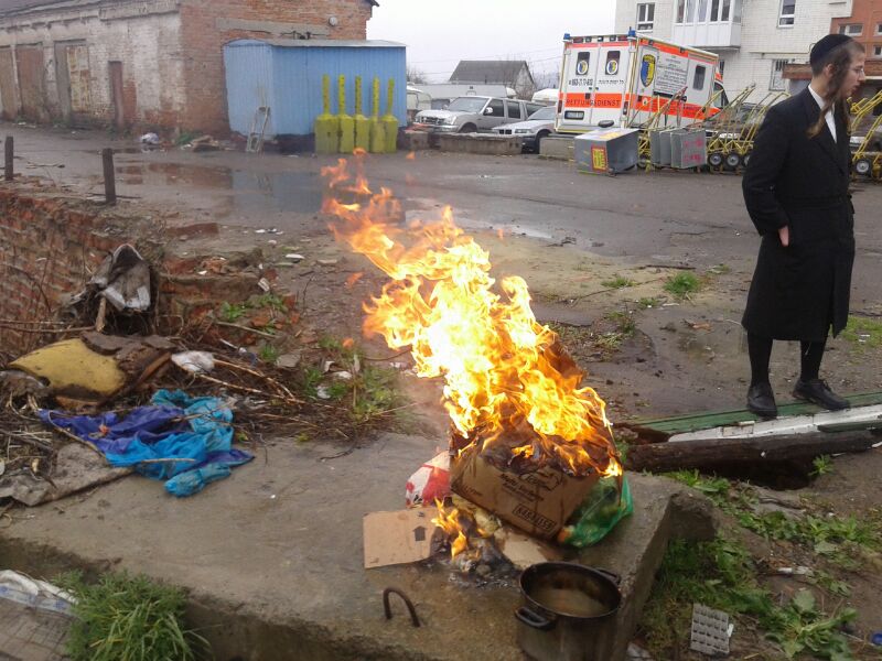 גם באומן שרפו את החמץ • תמונות