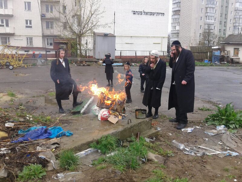 גם באומן שרפו את החמץ • תמונות