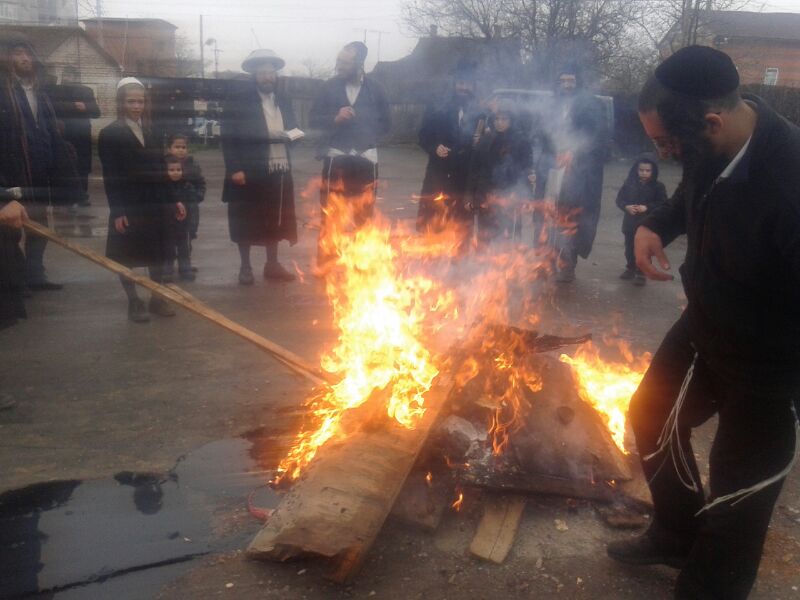 גם באומן שרפו את החמץ • תמונות