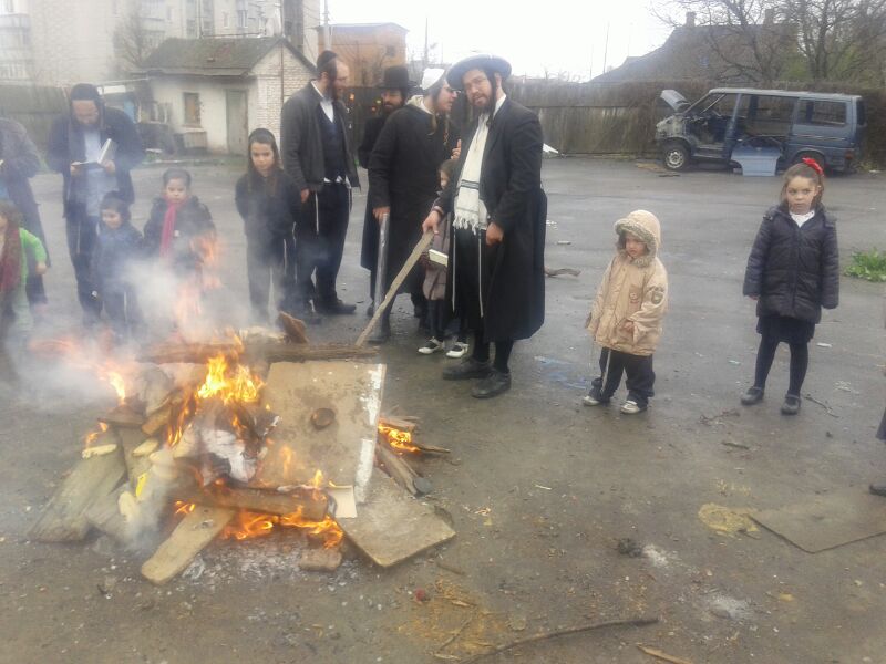 גם באומן שרפו את החמץ • תמונות