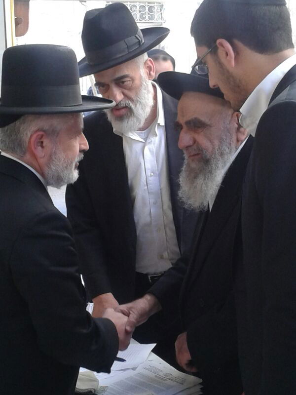 ערב פסח: הרב משה צדקה מוכר את החמץ